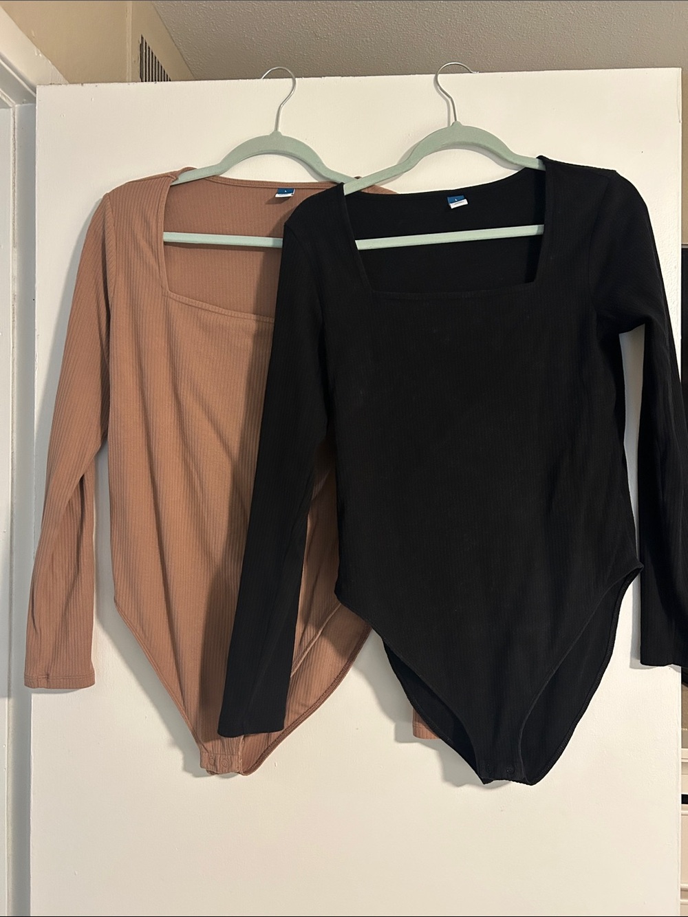 2 Bodysuits